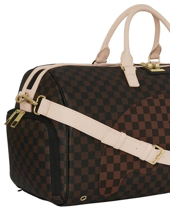 Borsa da viaggio marrone con motivo a scacchi, dettagli in pelle chiara e finiture dorate