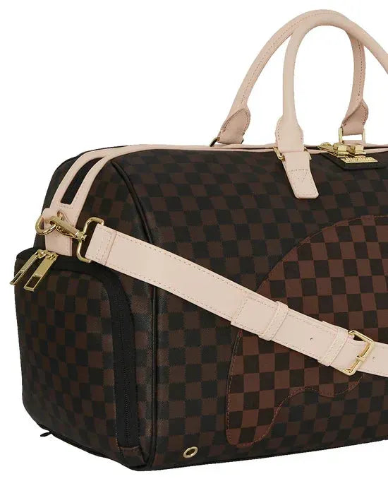 Borsa da viaggio marrone con motivo a scacchi, dettagli in pelle chiara e finiture dorate