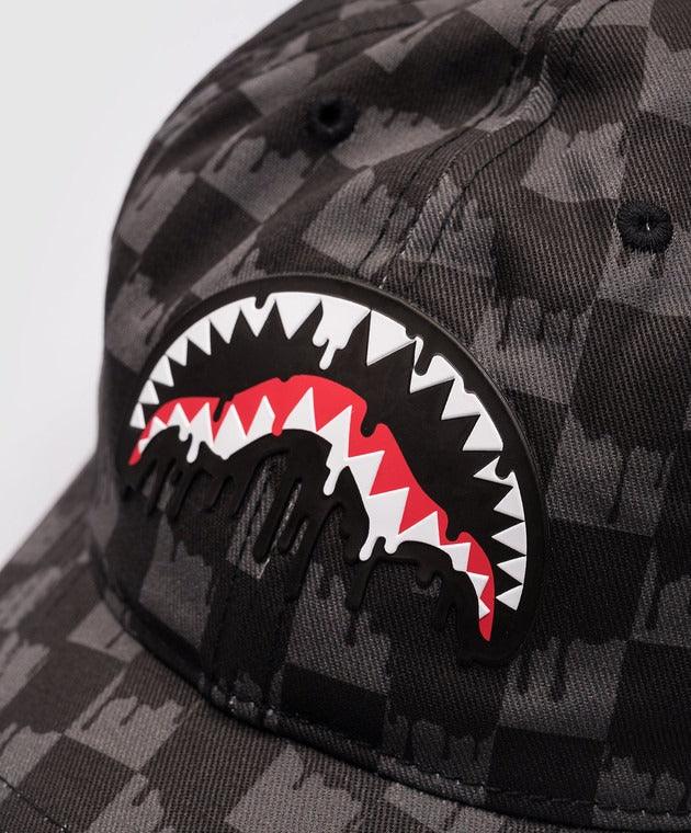 Cappellino nero fantasia a scacchi con logo dentato rosso e bianco effetto gocciolato