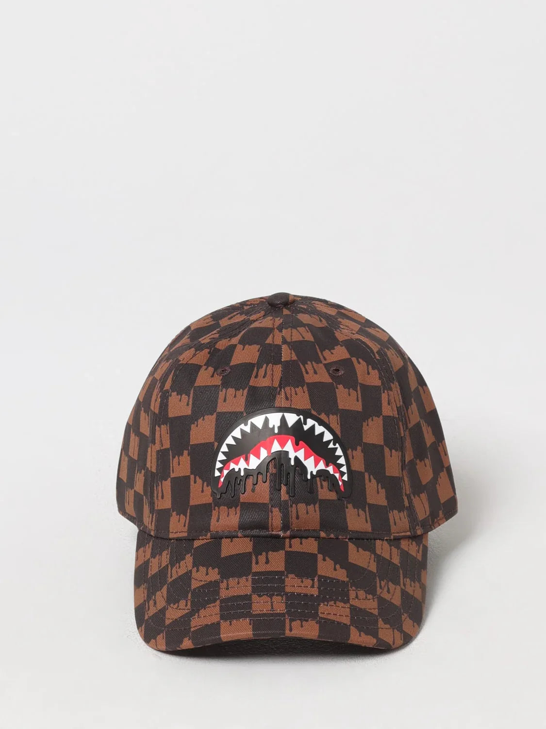 Cappellino baseball marrone fantasia scacchi con stampa bocca di squalo e dettagli drippati