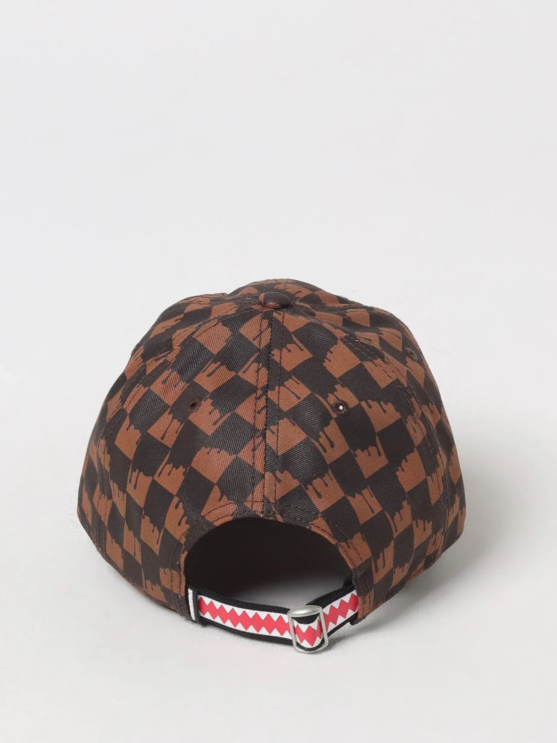 Cappellino marrone a quadri neri con dettaglio regolabile e motivo grafico moderno