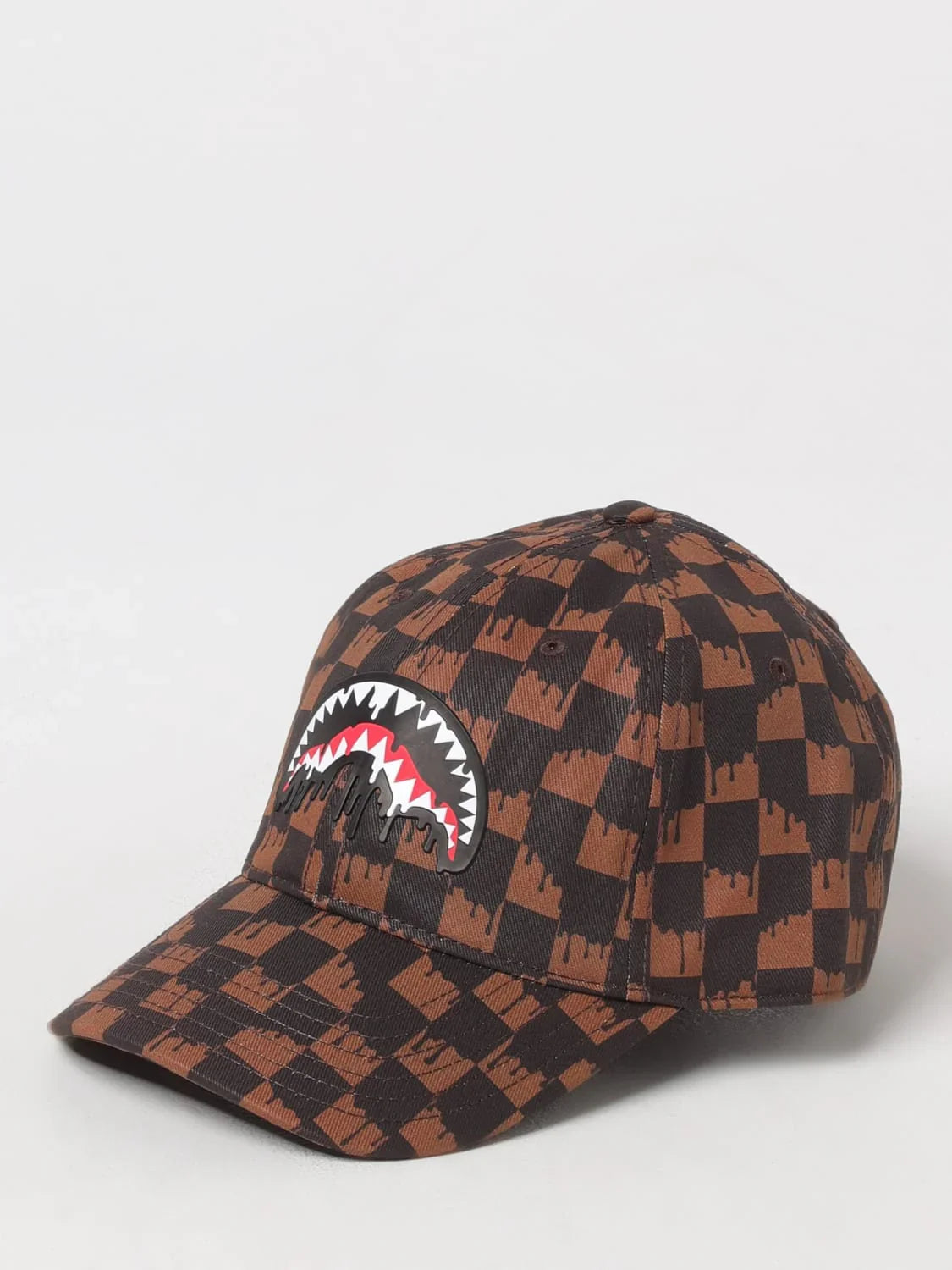 Cappellino uomo fantasia check marrone con logo grafico a bocca di squalo e dettagli neri