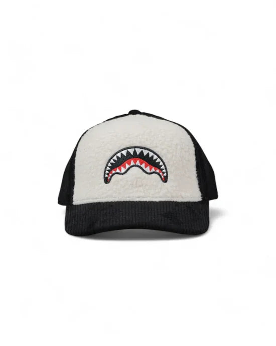 Cappellino nero e bianco con visiera, motivo bocca con denti sulla parte frontale