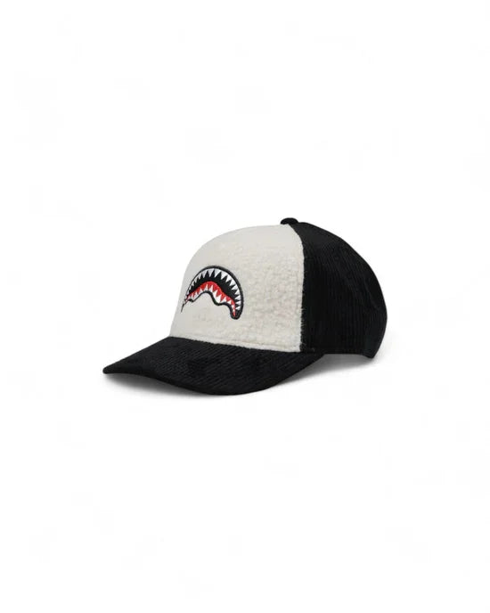 Cappellino baseball nero e bianco con pannello frontale in tessuto peloso e grafica denti squalo