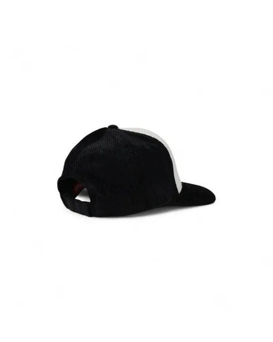 Cappellino da baseball nero con dettaglio bianco e regolazione posteriore, stile casual.