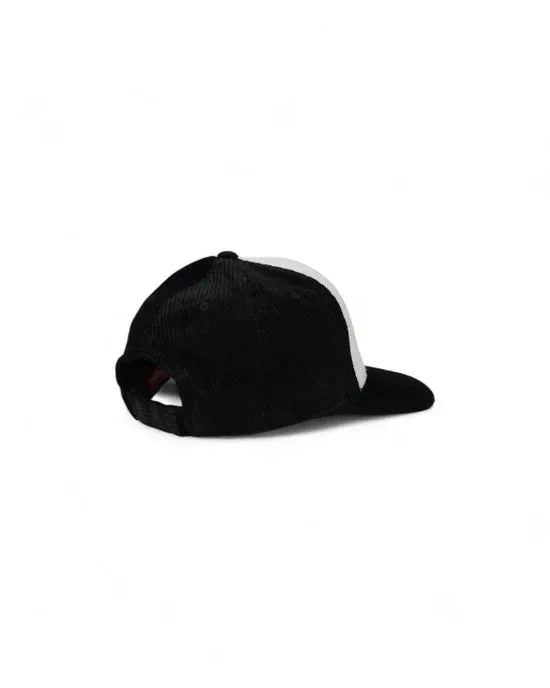 Cappellino da baseball nero con dettaglio bianco e regolazione posteriore, stile casual.