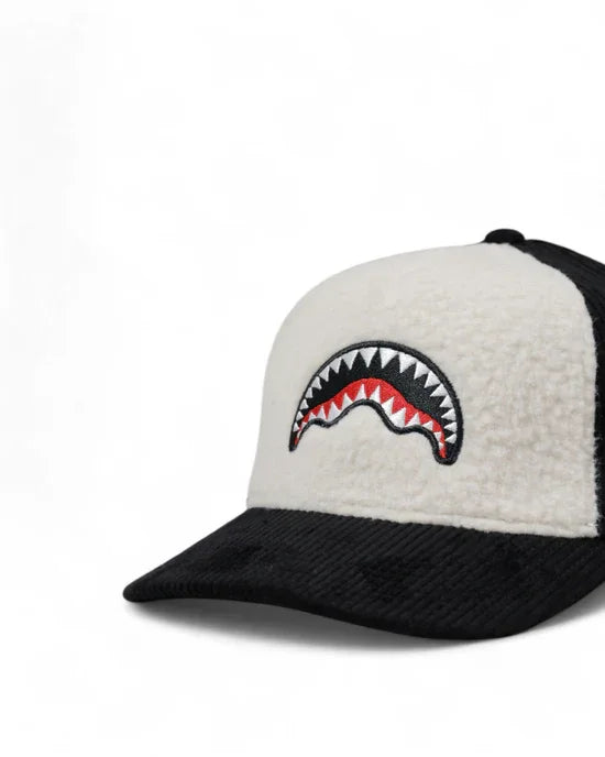 Cappello baseball unisex nero e bianco con motivo a bocca di squalo ricamato sul davanti.