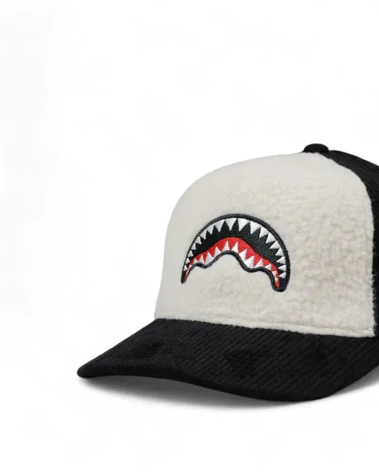 Cappello baseball unisex nero e bianco con motivo a bocca di squalo ricamato sul davanti.