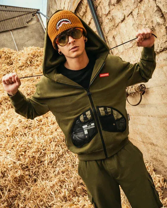 Felpa con cappuccio verde militare uomo, dettagli tasche nere, look streetwear alla moda