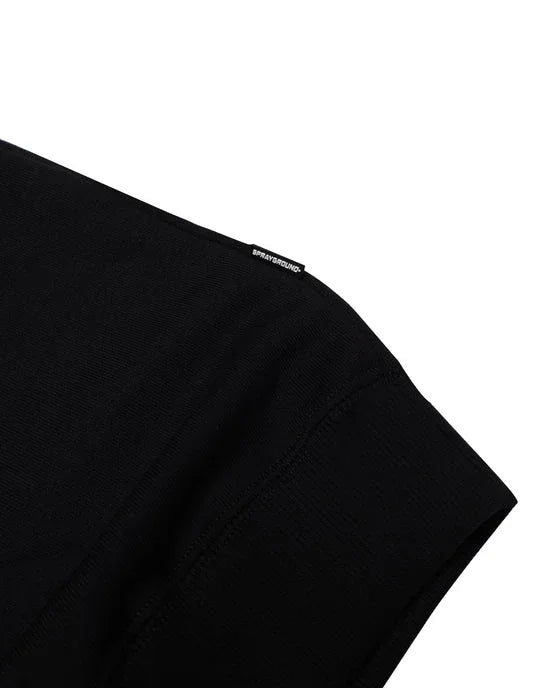 dettaglio manica felpa nera cotone, piccolo logo etichetta, stile casual moda uomo donna