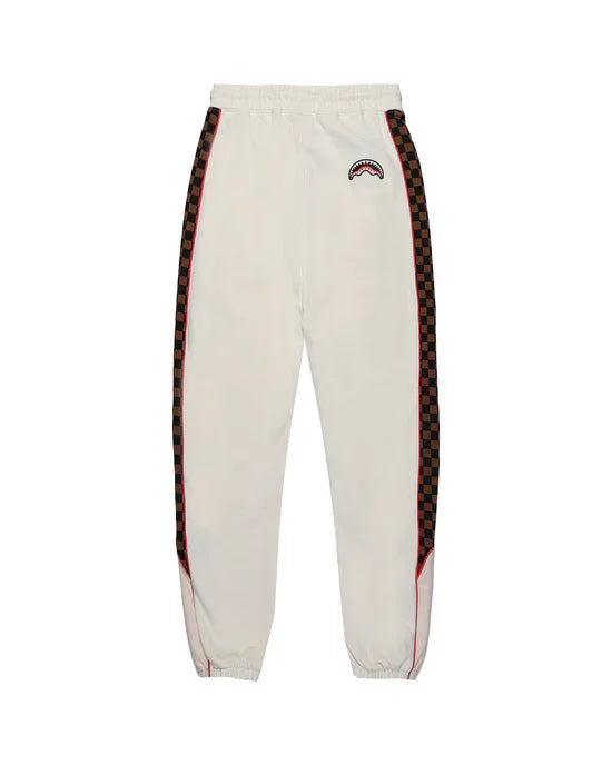 Pantaloni tuta bianchi con bande laterali a scacchi neri e rossi, logo sulla coscia