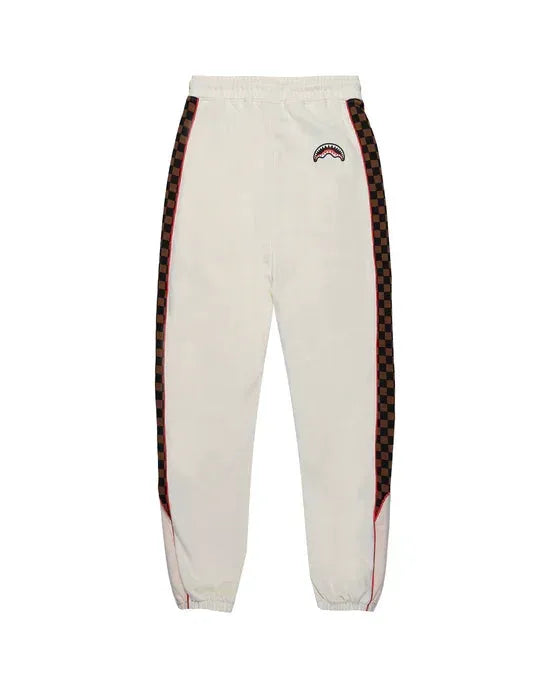 Pantaloni tuta bianchi con bande laterali a scacchi neri e rossi, logo sulla coscia