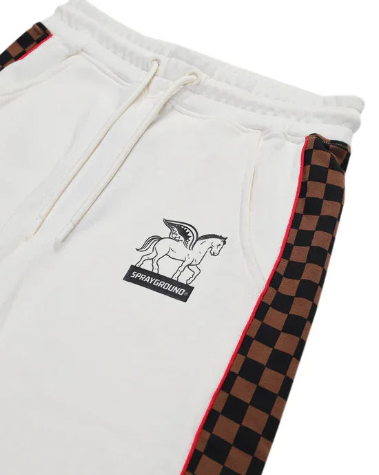 Pantaloni bianchi con logo cavallo alato, banda laterale a scacchi marrone e nero, dettagli rossi