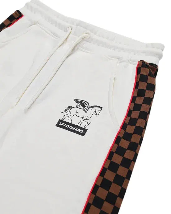 Pantaloni bianchi con logo cavallo alato, banda laterale a scacchi marrone e nero, dettagli rossi