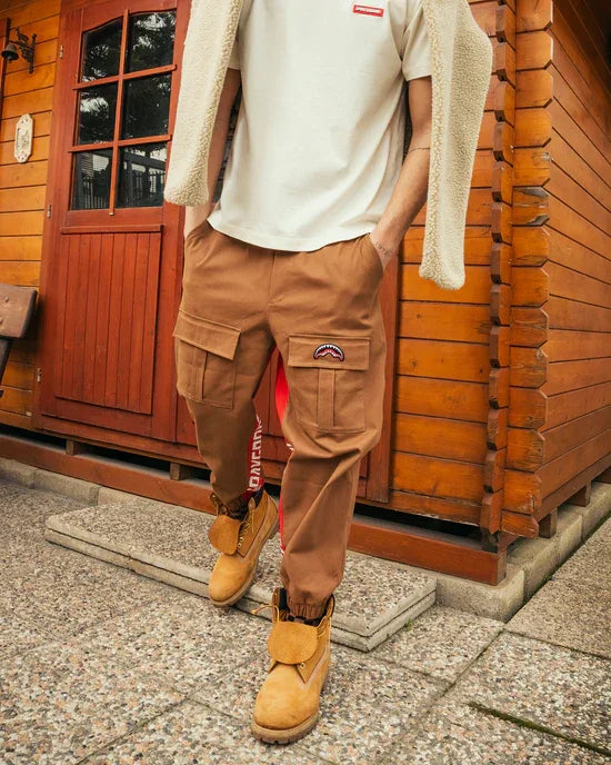Pantaloni cargo marroni da uomo con tasche grandi e patch, stile streetwear, scarpe beige