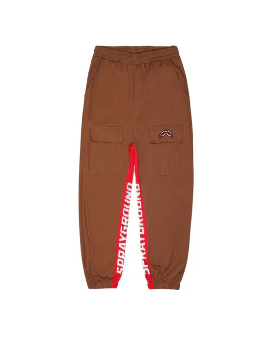 Pantaloni cargo marroni con tasche, dettagli rossi e scritta bianca laterale, stile streetwear.
