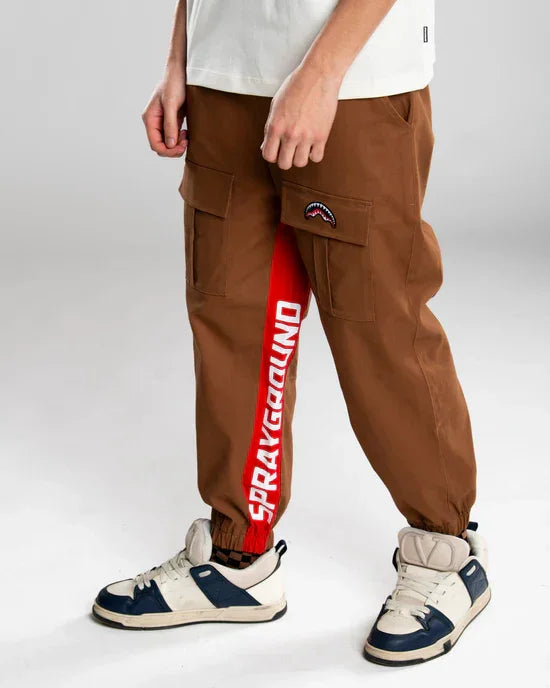 Pantaloni cargo marroni da uomo con tasche laterali, dettaglio rosso e scritta SPRAYGROUND