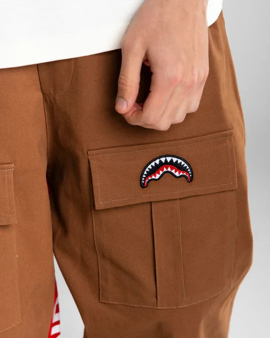 Pantaloni cargo marroni da uomo con tasca frontale e dettaglio grafico a bocca di squalo