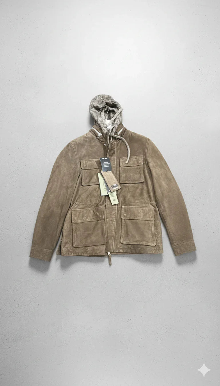 Giacca uomo suede taupe con quattro tasche frontali e cappuccio knit grigio.
