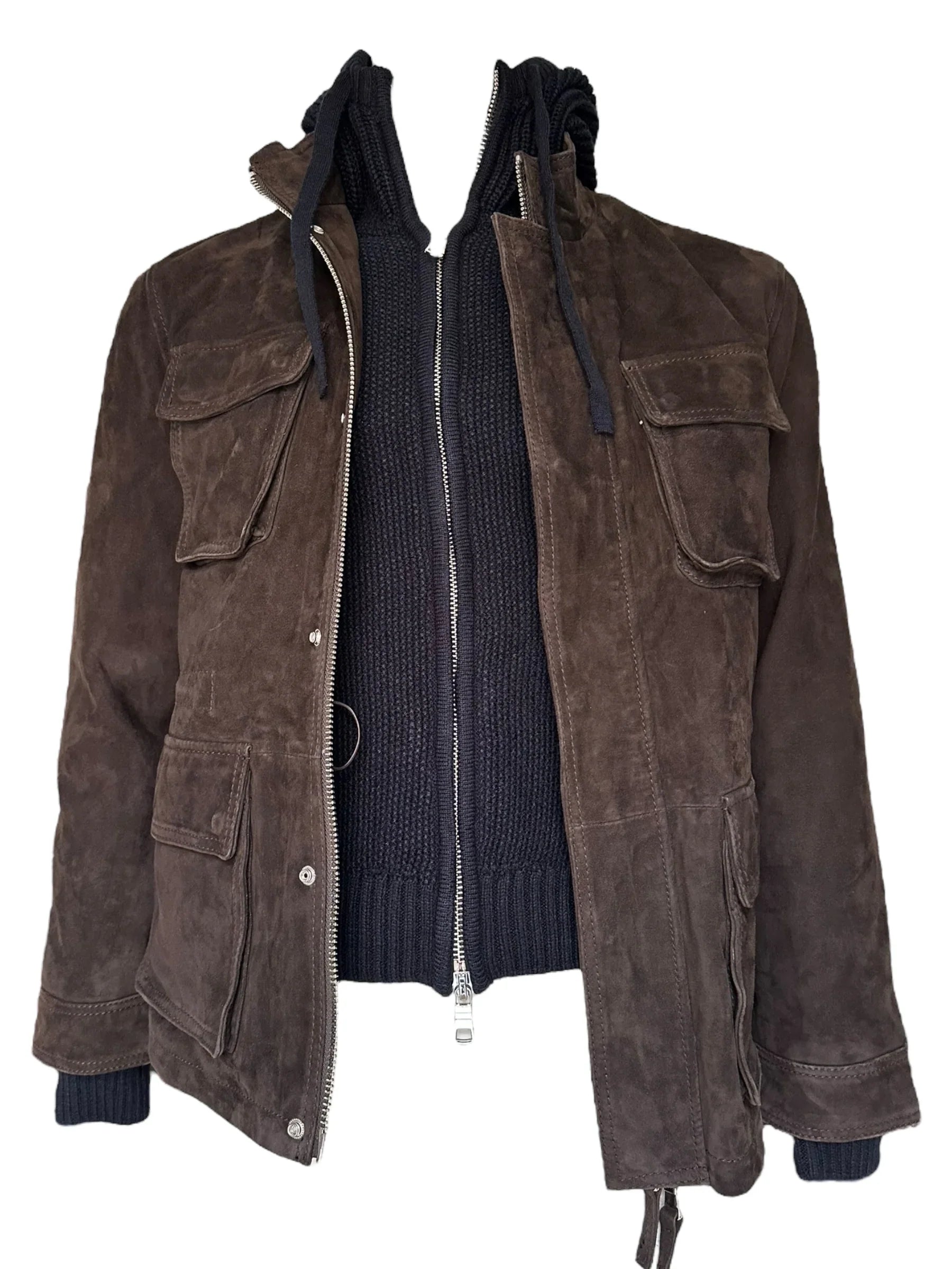 Giacca uomo in suede marrone con quattro tasche frontali e maglione nero con zip