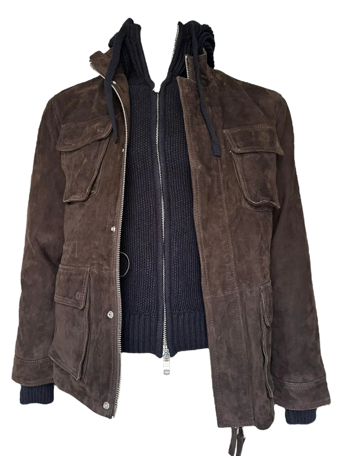 Giacca uomo in suede marrone con quattro tasche frontali e maglione nero con zip