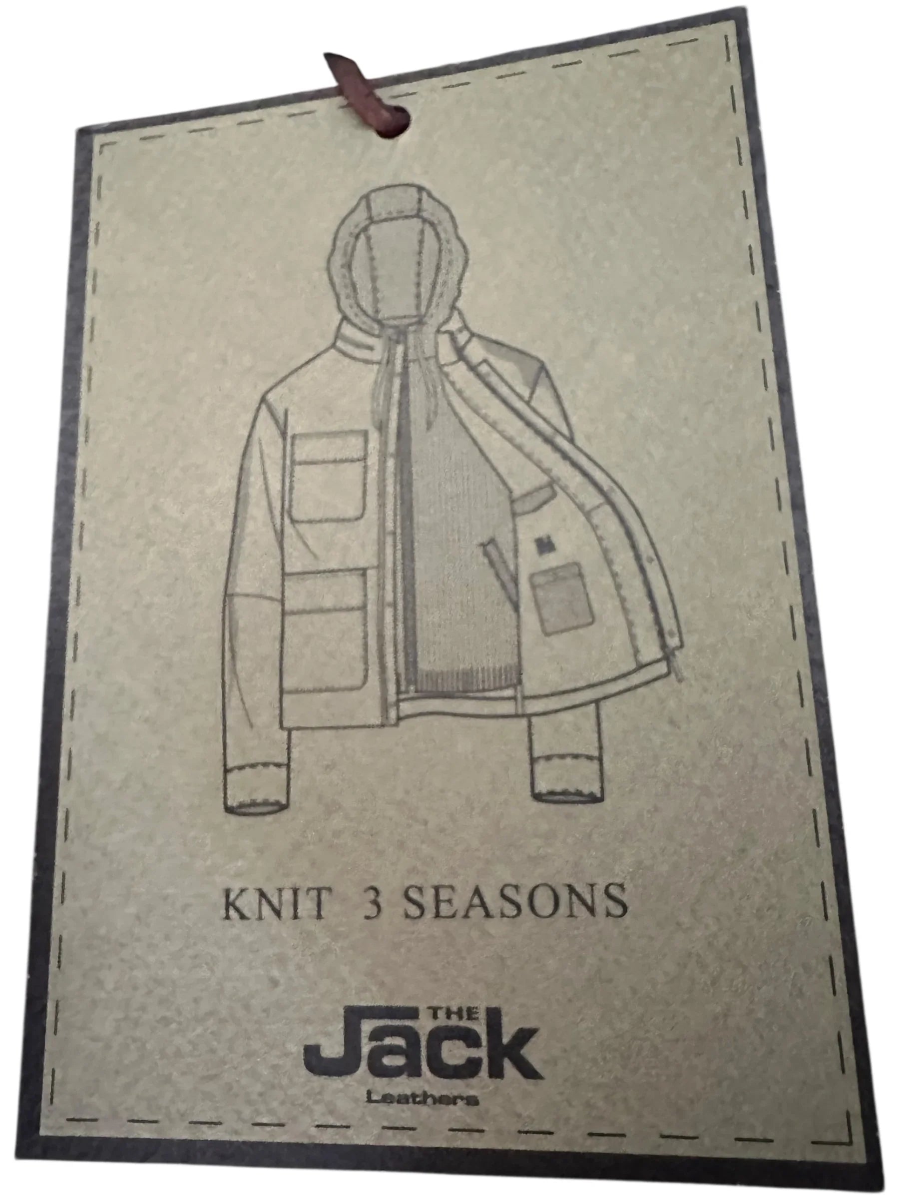 Etichetta beige con disegno di giacca uomo, scritta KNIT 3 SEASONS, dettaglio abbigliamento.