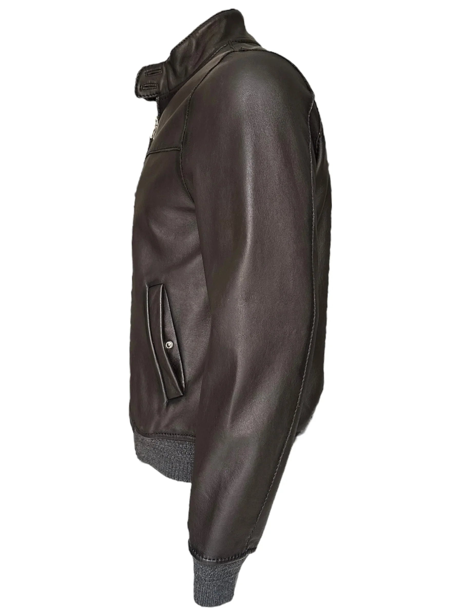 Giubbotto uomo in pelle nera stile bomber con collo alto e polsini elasticizzati.
