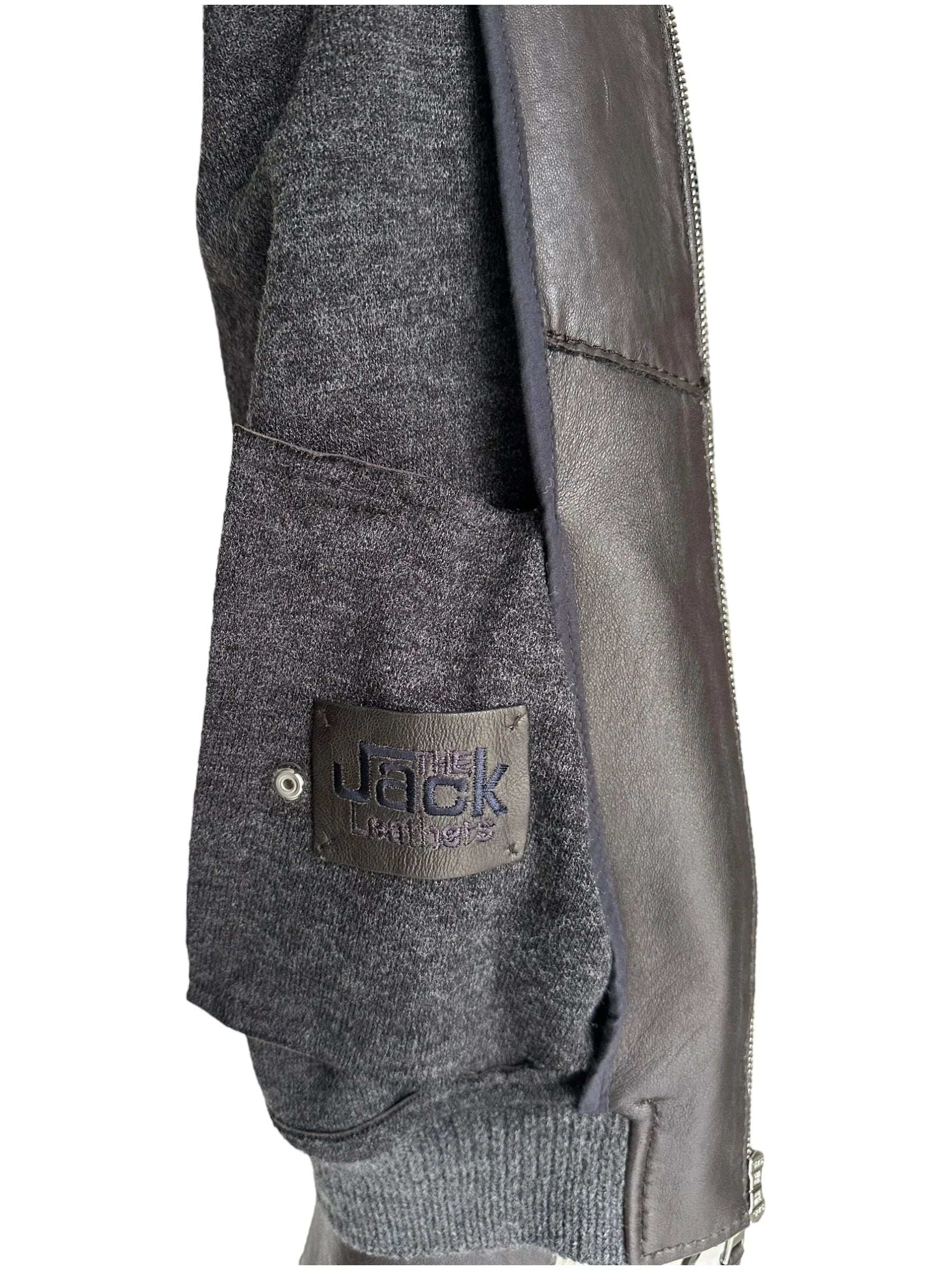 dettaglio giacca uomo in pelle e tessuto grigio con logo The Jack Leathers sulla tasca