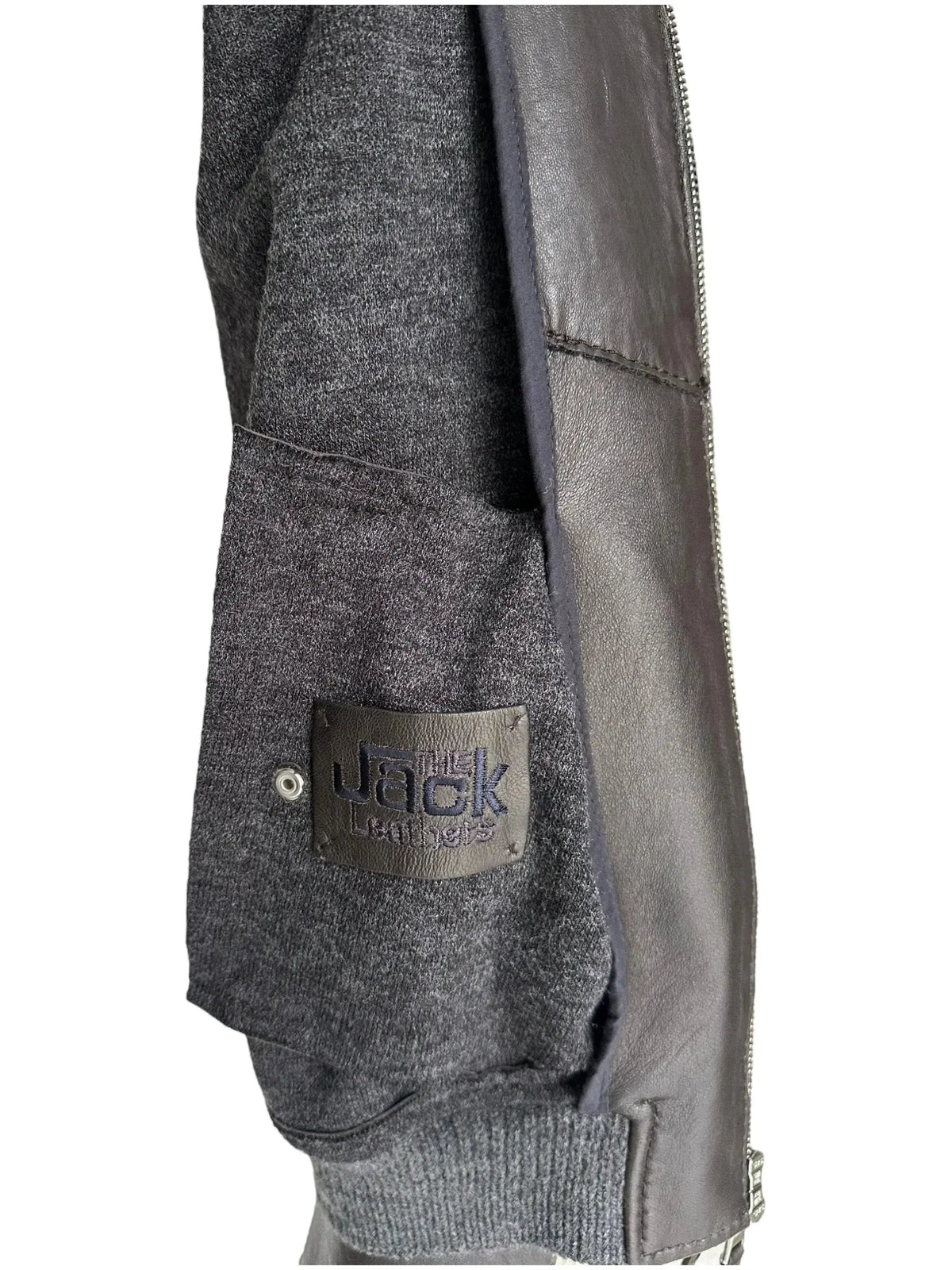 dettaglio giacca uomo in pelle e tessuto grigio con logo The Jack Leathers sulla tasca