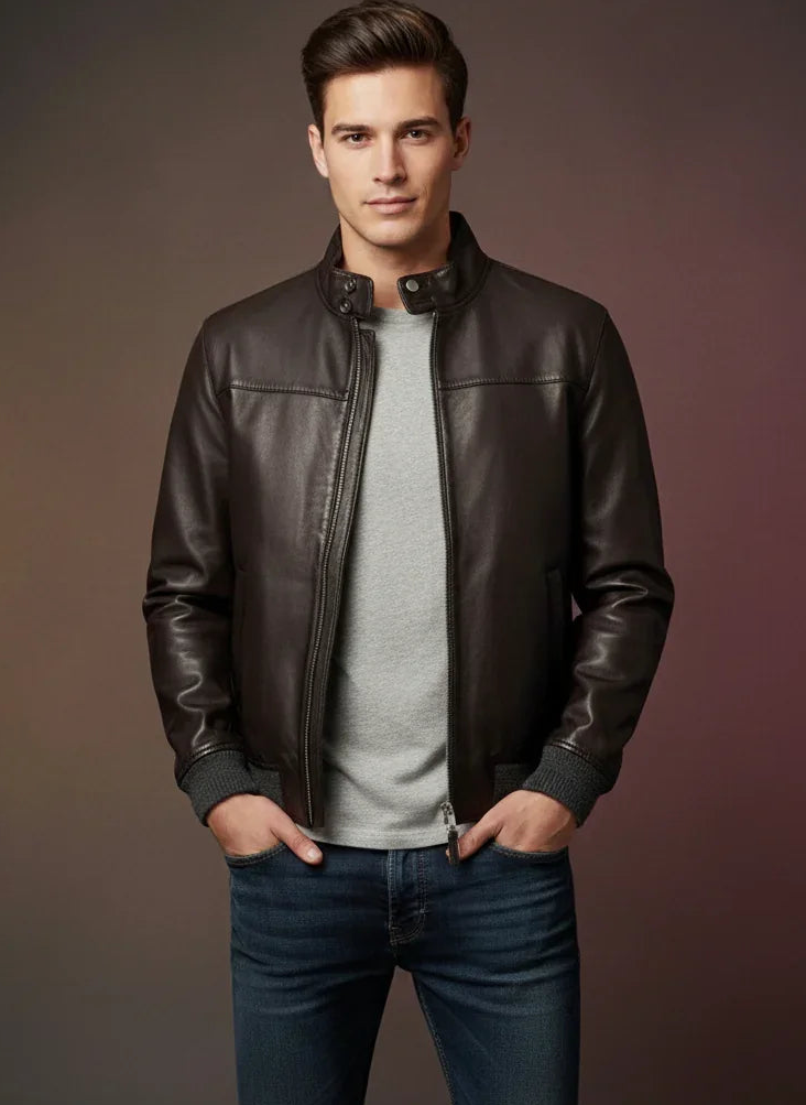 Giacca uomo in pelle marrone con zip, collo alla coreana, indossata su jeans e maglia chiara