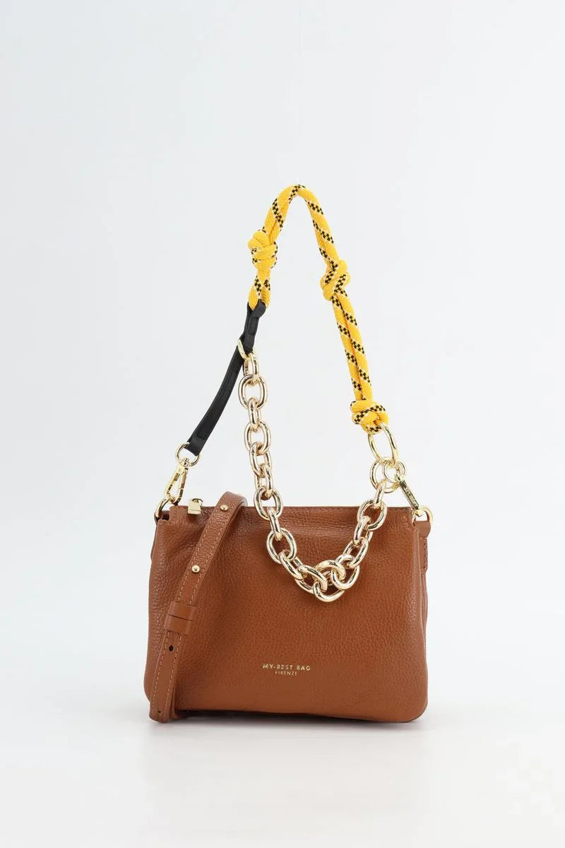 Borsa donna in pelle marrone con tracolla a catena dorata e dettaglio giallo, stile Made in Italy