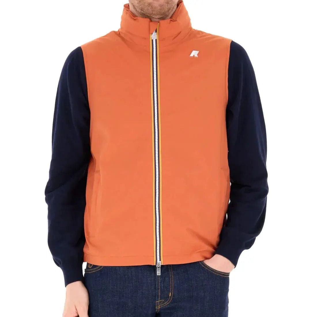 Giacca uomo arancione con maniche blu, zip frontale e logo sul petto sinistro