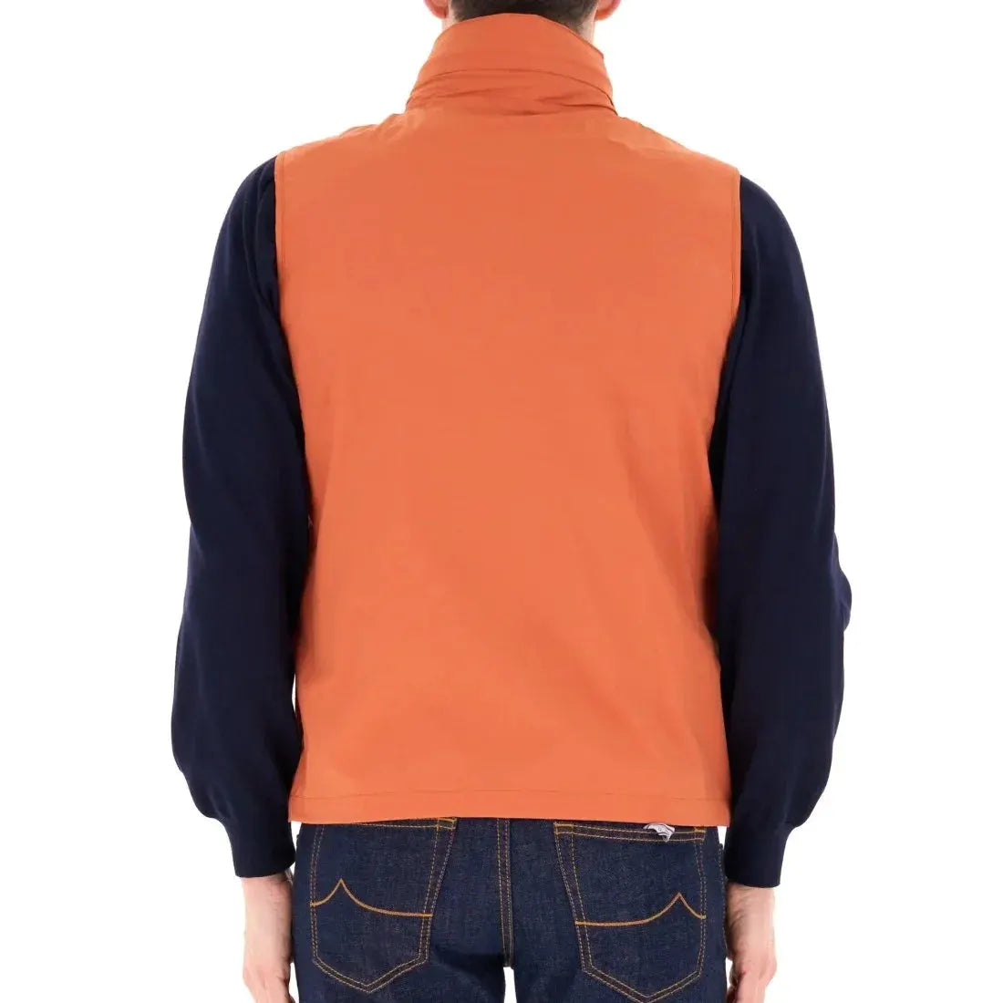 Giubbotto arancione da uomo in tessuto nylon stretch visto da dietro, abbigliamento casual