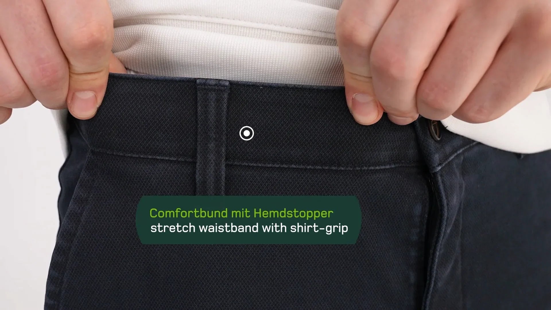 Primo piano su pantalone uomo con fascia elastica e grip antiscivolo per camicia.