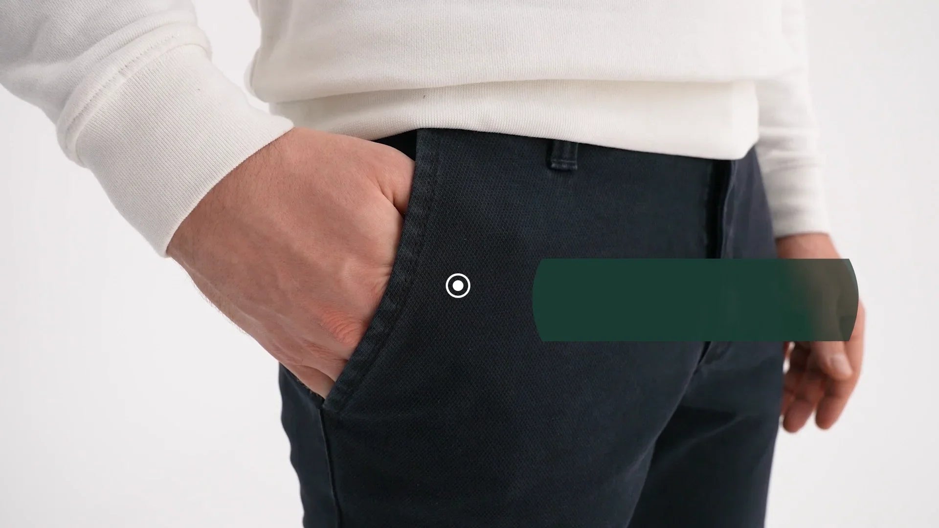 Dettaglio pantaloni uomo neri eleganti, mano in tasca e maglia bianca, stile casual.