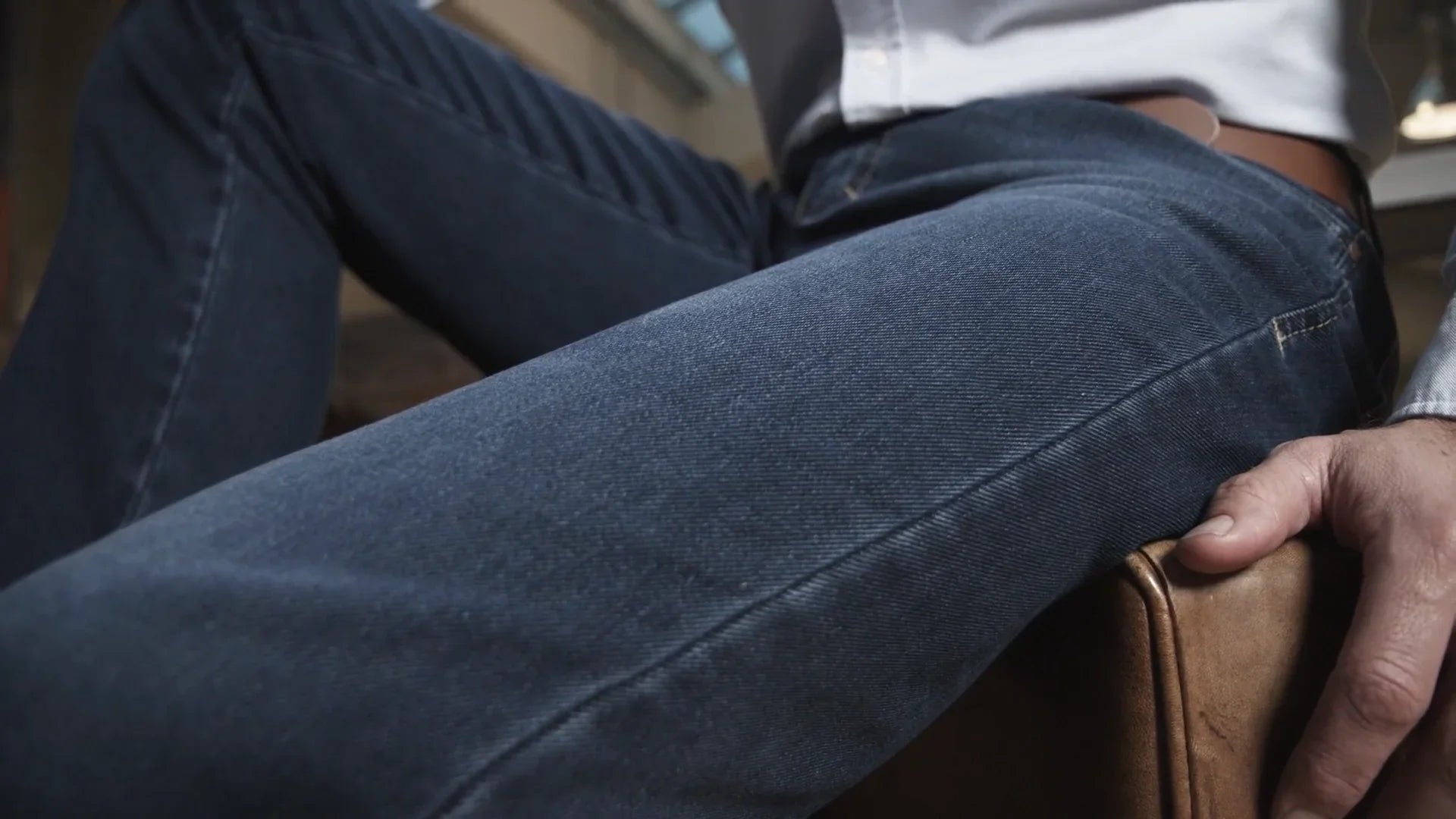 Jeans uomo blu denim, dettaglio texture sartoriale, abbigliamento casual eleganza