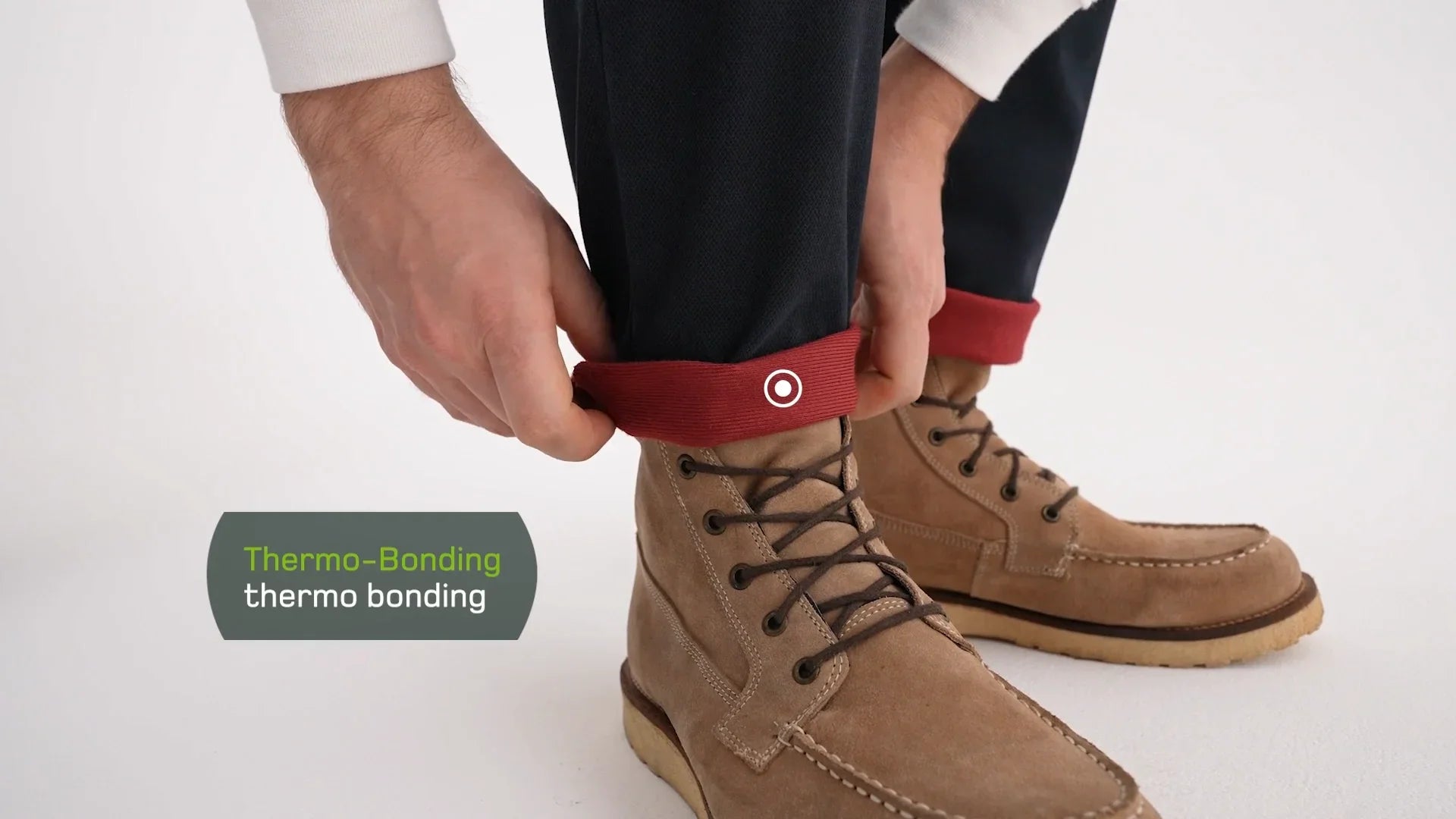 Pantaloni uomo con risvolto rosso e tecnologia Thermo-Bonding, scarpe scamosciate beige