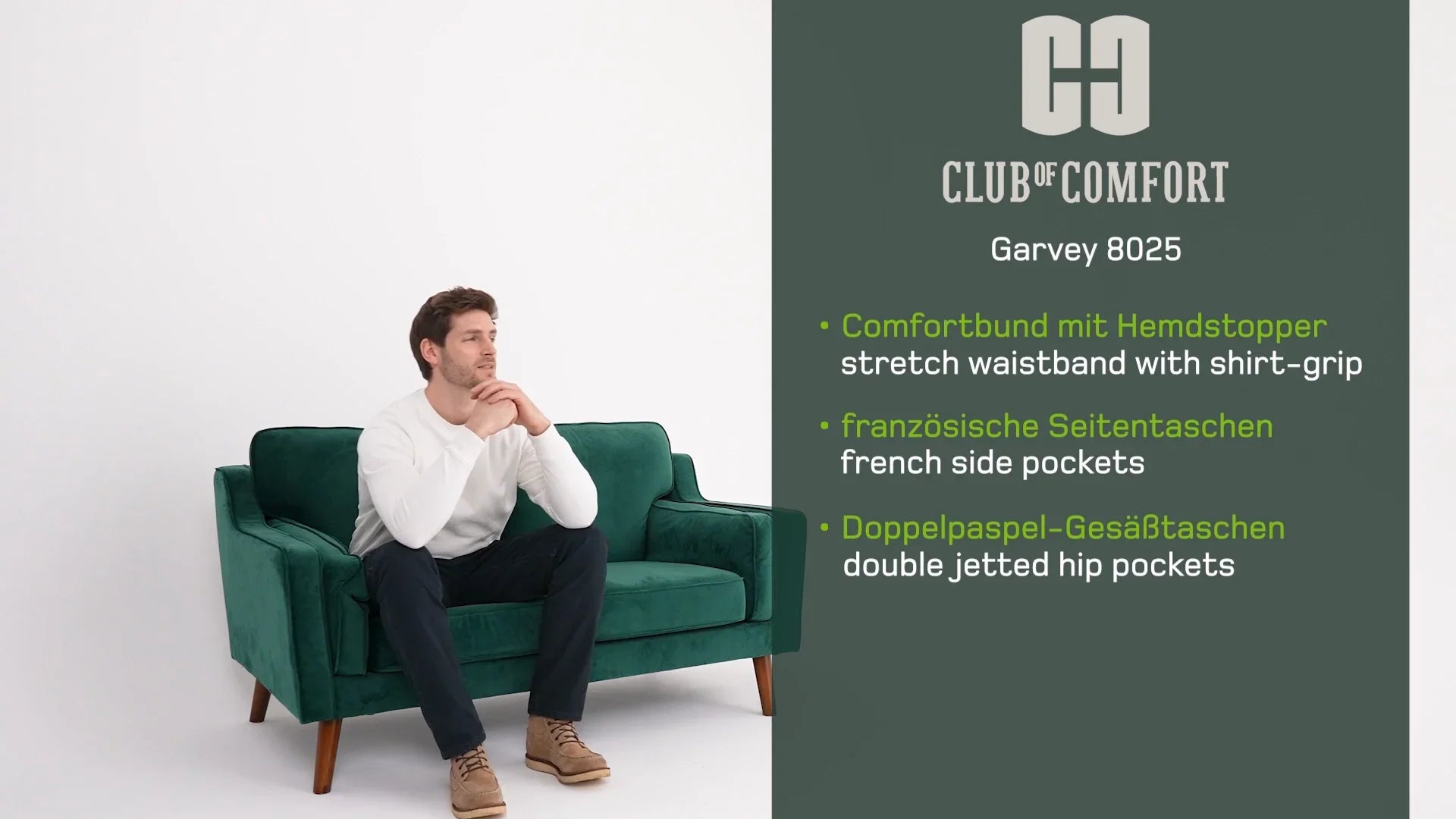 Uomo seduto su poltrona verde, indossa pantaloni neri e maglia bianca, sfondo bianco minimal e caratteristiche pantaloni Club of Comfort Garvey 8025 elencate a destra.
