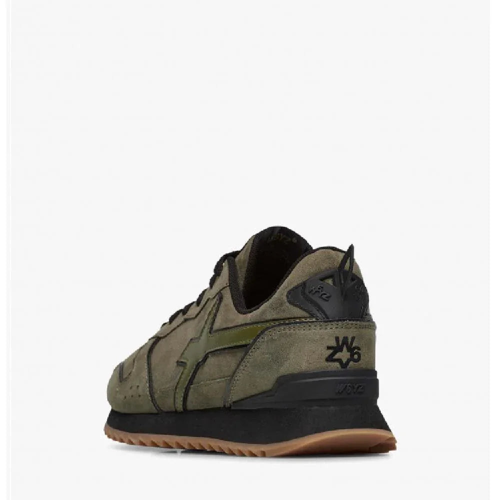Sneaker uomo verde militare con dettagli neri, suola nera e fondo marrone, design sportivo