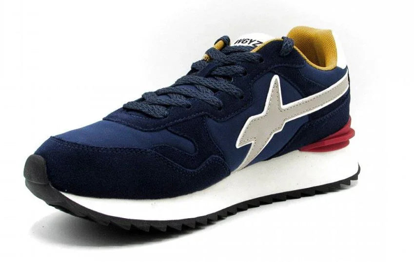 Sneaker uomo blu navy e beige con suola bianca e dettaglio logo laterale, stile sportivo.