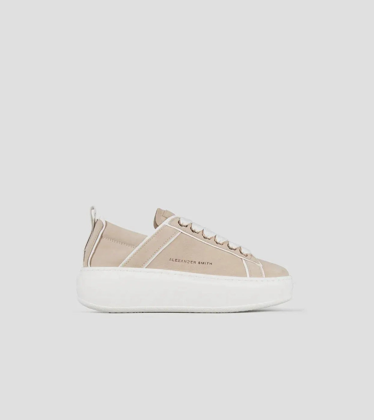 Sneaker donna in camoscio sabbia con dettagli in pelle bianca e suola platform bianca.
