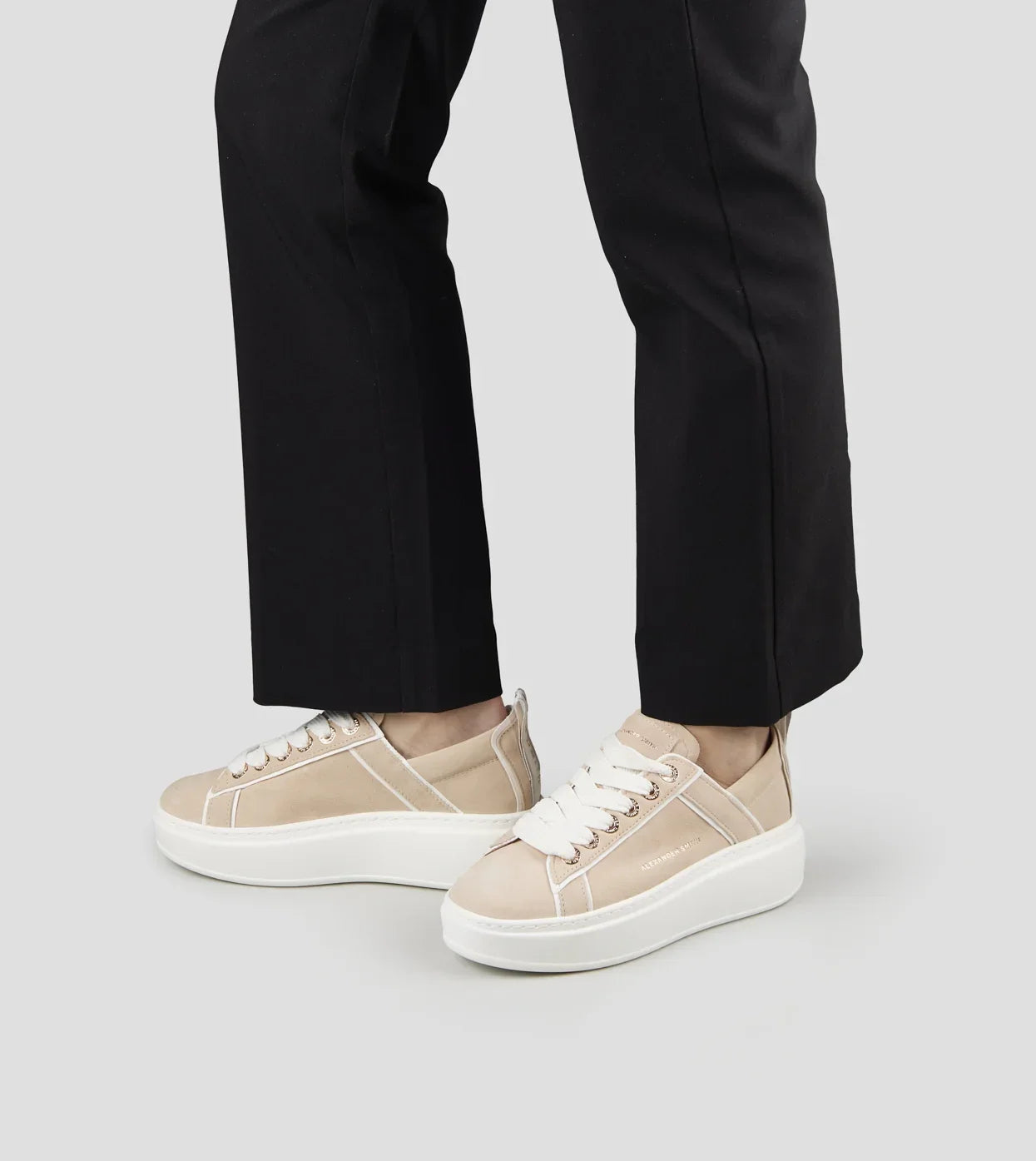 Sneakers donna in camoscio sabbia con dettagli in pelle bianca, suola platform, look casual