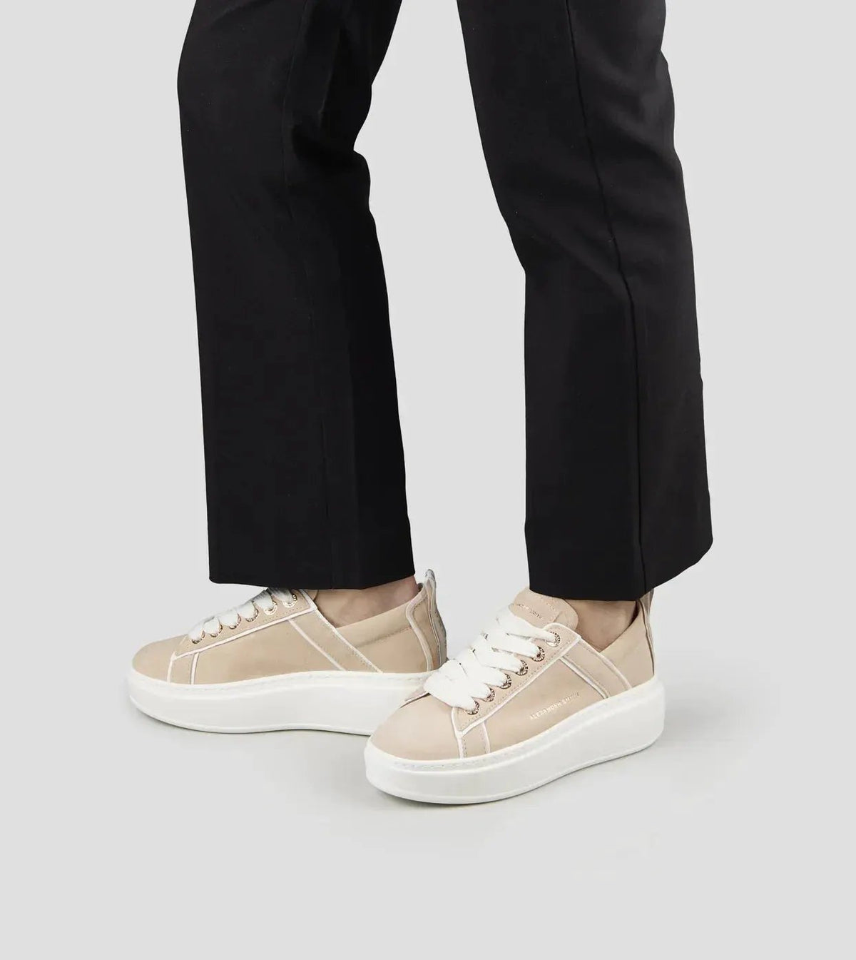 Sneakers donna in camoscio sabbia con dettagli in pelle bianca, suola platform, look casual