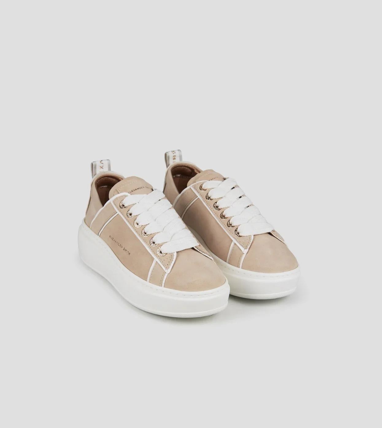Sneakers donna beige in camoscio con dettagli in pelle bianca e suola bianca, stile casual
