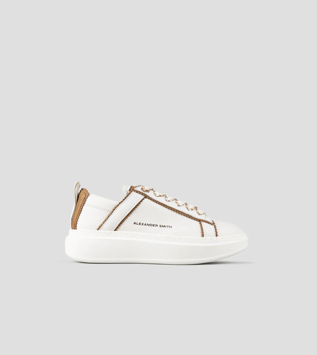 Sneaker donna in pelle bianca con dettagli marroni, suola spessa, stile moderno
