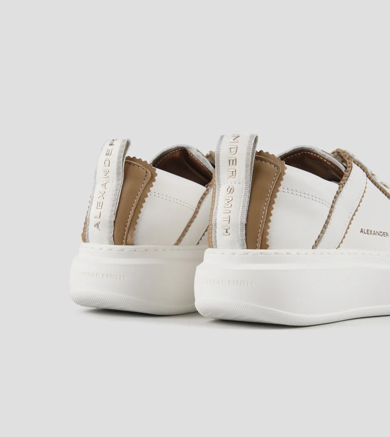 Sneakers donna in pelle bianca con dettagli marroni e suola alta, stile moderno