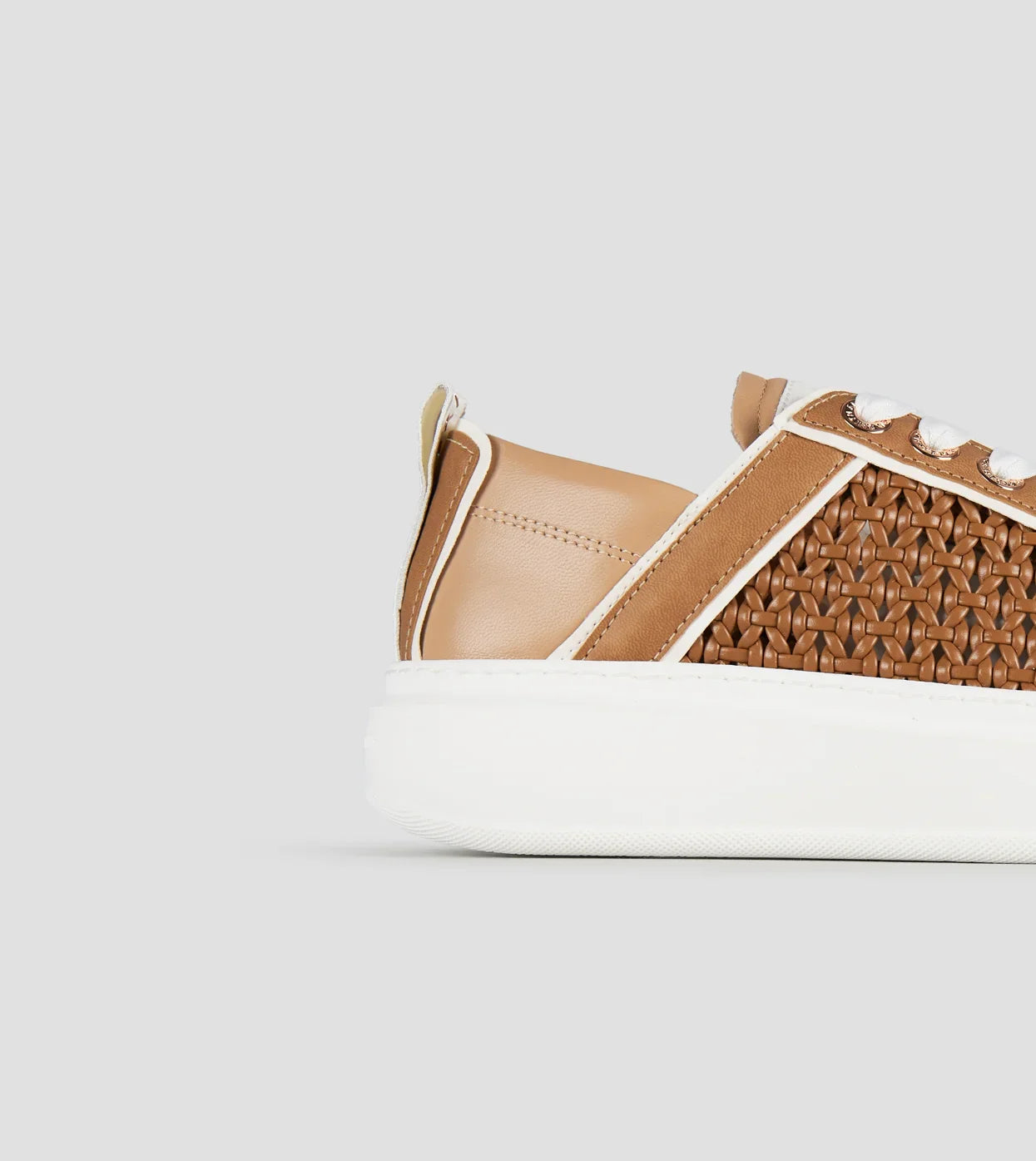 Sneaker donna in pelle intrecciata marrone chiaro con tallone beige e suola bianca.