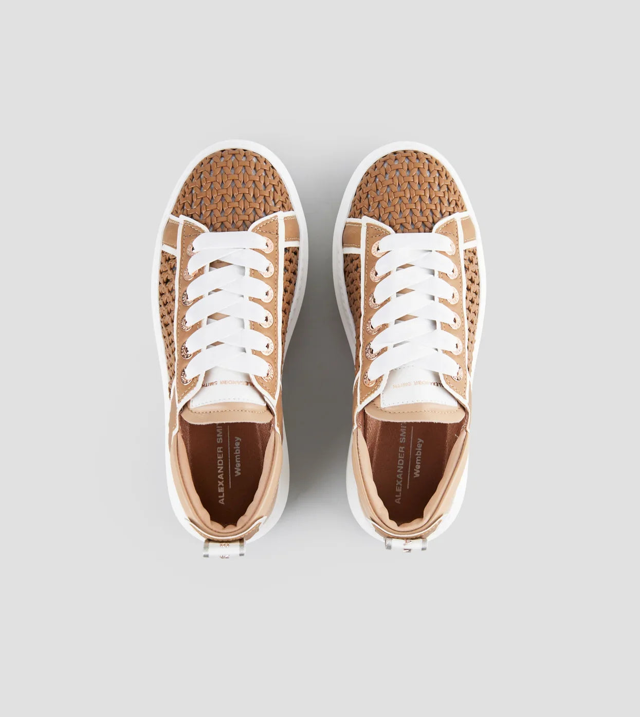 Sneakers donna in pelle intrecciata marrone chiaro con tallone beige, vista dall'alto