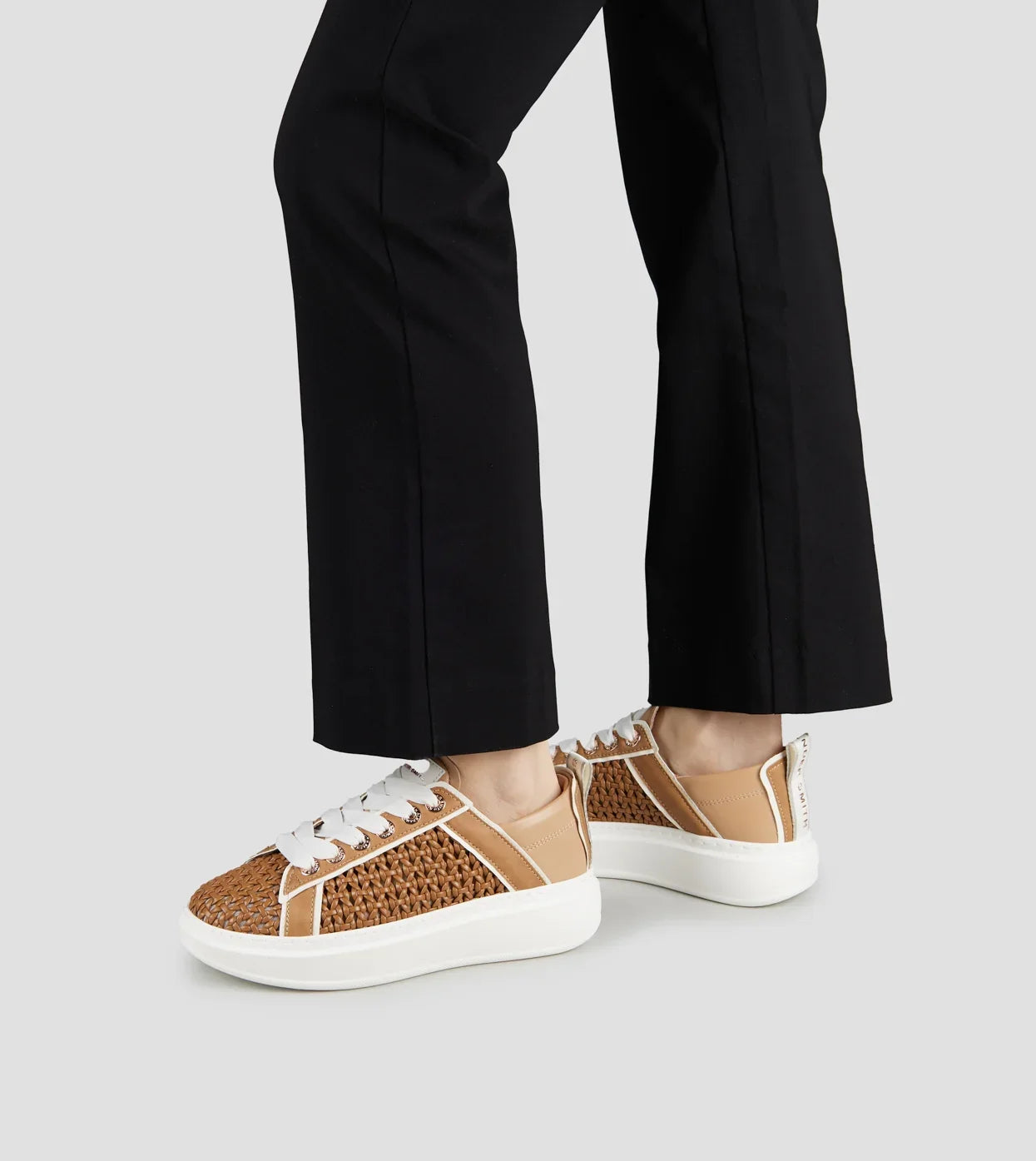 Sneakers donna in pelle intrecciata marrone chiaro e tallone beige, suola bianca platform