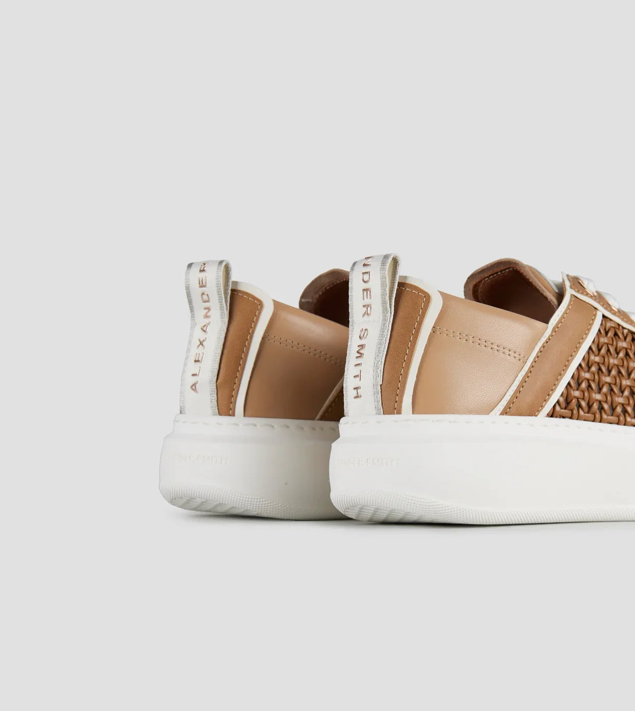 Sneakers donna in pelle intrecciata marrone chiaro e tallone beige, suola bianca